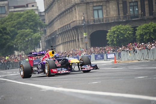 レッドブル，F1デモ走行でメキシコのファンを魅了