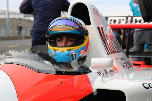 アロンソ，MP4/6でF1デモ走行を披露