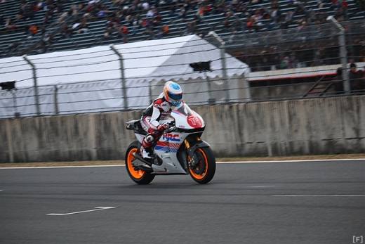 アロンソ，MotoGPマシンでサプライズ走行