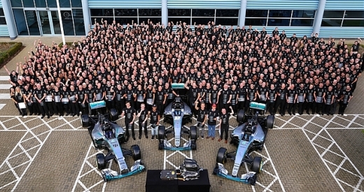 メルセデスAMG、ファクトリーで祝勝会