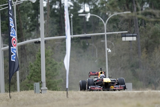 レッドブル、ロサンゼルスでF1デモ走行