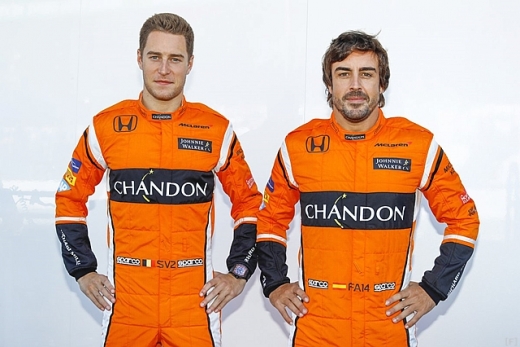 マクラーレン、決勝では特別カラーのレーシングスーツ | Formula