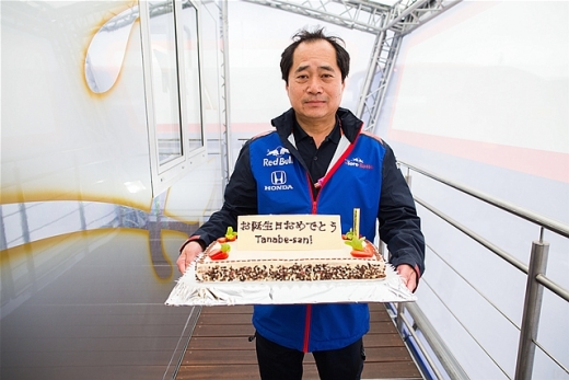 トロ・ロッソ、田辺氏に誕生日のサプライズケーキ