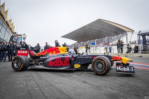 レッドブル、ザントフォールトで3台のF1デモ走行を披露