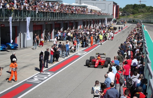 「ヒストリック・ミナルディ・デイ」、往年のF1マシンが走行