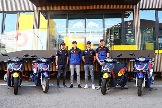 ホンダ、レッドブル＆トロ・ロッソに最新スクーターを贈呈
