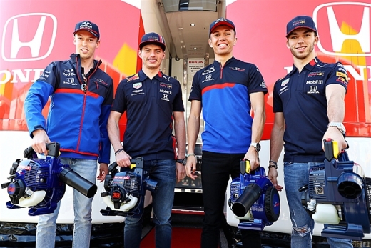 ホンダ、レッドブル＆トロ・ロッソに最新スクーターを贈呈