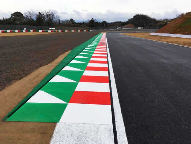 鈴鹿サーキット デグナーの縁石を二重化 F1news Formula Web F1総合情報サイト