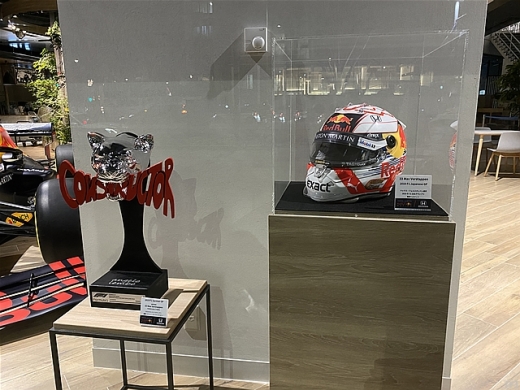 ウェルカムプラザ、レッドブルのF1マシンをディスプレイ