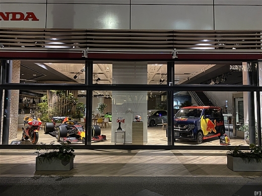 ウェルカムプラザ、レッドブルのF1マシンをディスプレイ