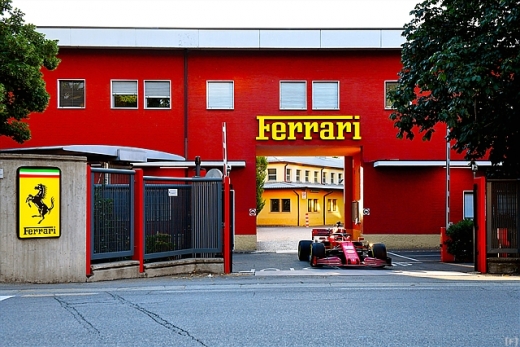 フェラーリ、マラネロ市街地を「SF1000」で駆け抜ける