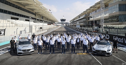 F1、最終戦を迎えて記念撮影