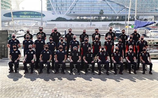 F1、最終戦を迎えて記念撮影