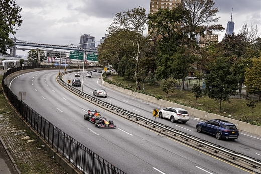 レッドブル、ニューヨーク五番街でF1デモ走行