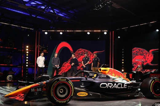 レッドブル、ニューマシン「RB18」を正式発表