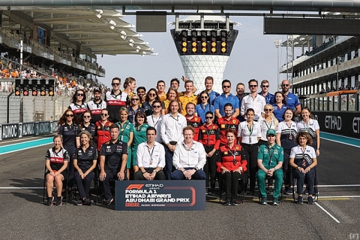 F1、シーズン最終戦を迎えて記念写真