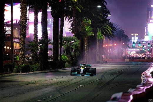 メルセデスAMG、F1デモ走行で“フロア・ライト”を初披露