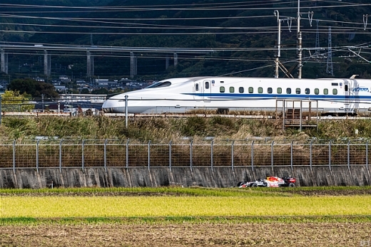 レッドブル、新幹線との共演を公開