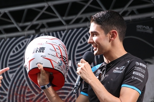 オコン、日本GPスペシャルカラーのヘルメットを披露
