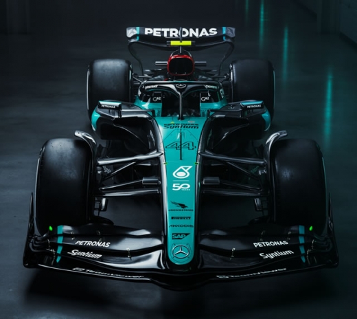 メルセデスAMG、シンガポールGPでペトロナス・カラーを採用