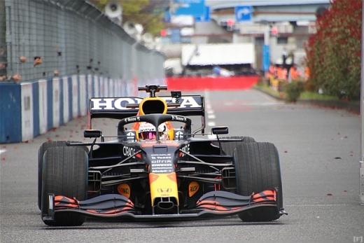 「Red Bull Showrun x Powered by Honda」、裕毅らがF1マシンでお台場を疾走！