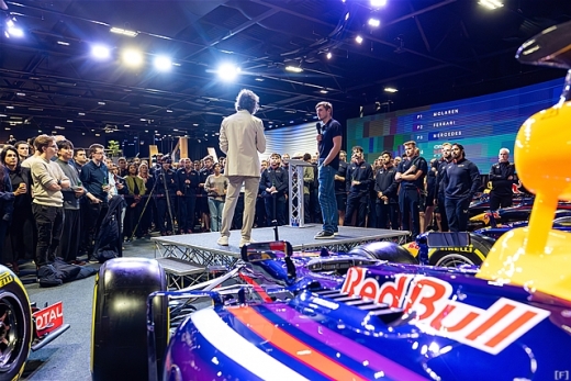 レッドブル、ファクトリーで祝勝会