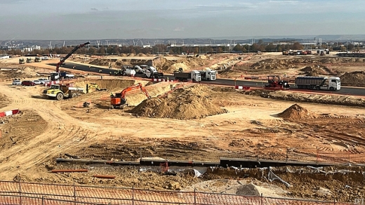 マドリング、ようやくコースアスファルトの敷設に着手