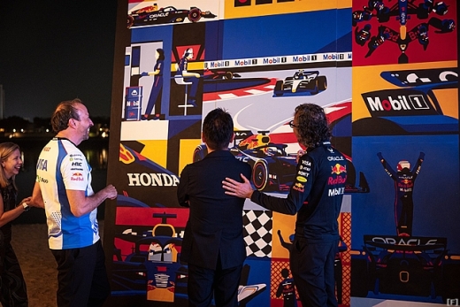 レッドブル/レーシング・ブルズ、HRCにプレゼント