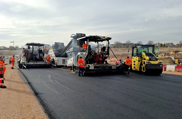 マドリング、ようやくコースアスファルトの敷設に着手
