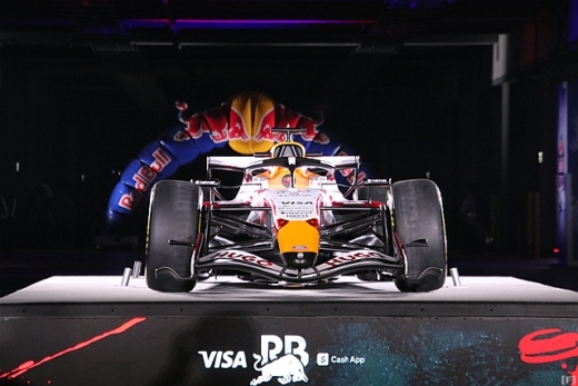 レーシング・ブルズ、日本GP特別デザインをお披露目