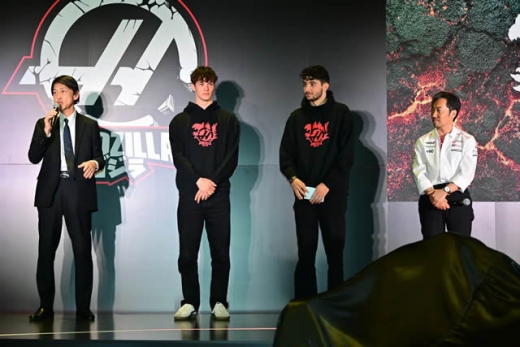 ハース、“ゴジラ・カラー”のマシンをお披露目