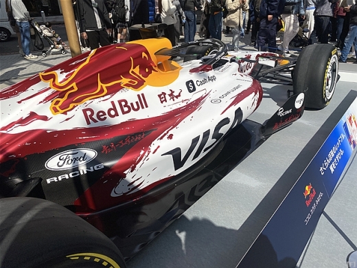 レッドブル、渋谷のスペシャルリバリー展示で多くのファン