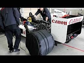 鈴鹿サーキット50周年ファン感謝デー ウィリアムズ・ホンダ FW11（エンジン暖気）