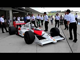 鈴鹿サーキット50周年アニバーサリーデー マクラーレン・ホンダ MP4/4（伊沢拓也） vs MP4/5（塚越広大） ピットアウト